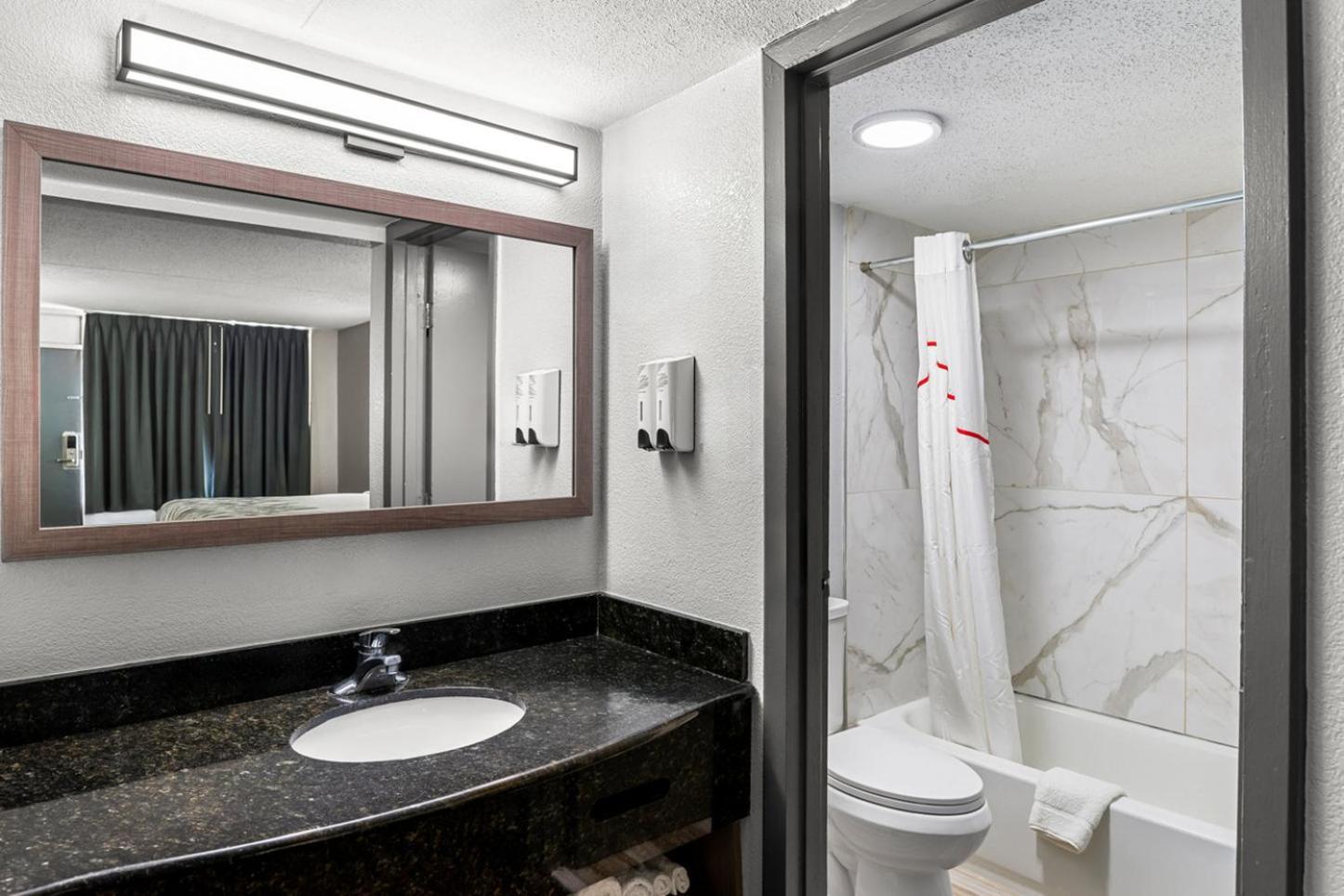 Red Roof Inn Richmond - Airport Сендстон Екстер'єр фото